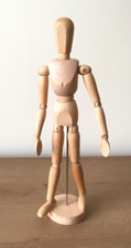 A 12" TALL, 205g, FLEXIBLE WOODEN MANNEQUIN FIGURINE c/w ROUND BASE, VGC