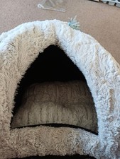 Cosy Clean Cat Bed. Never