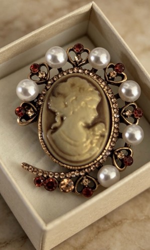 Cameo brooch with pearl
