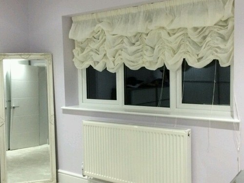 Austrian festoon blinds