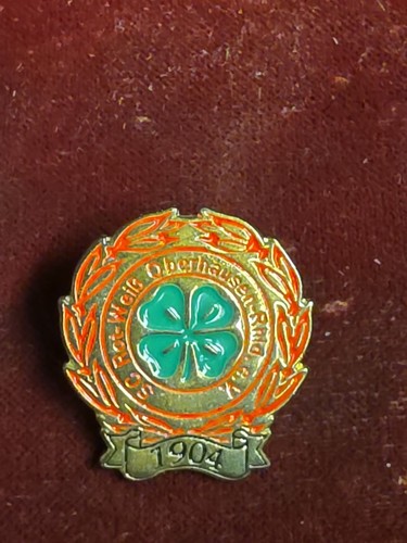 Old pin football red white - football,