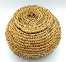 VINTAGE AFRICAN TRIBAL HAND WOVEN ROUND LIDDED BASKET BOX.