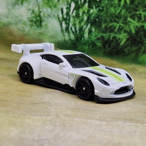 Hot wheels aston - hot,