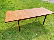 Extendable dining table -