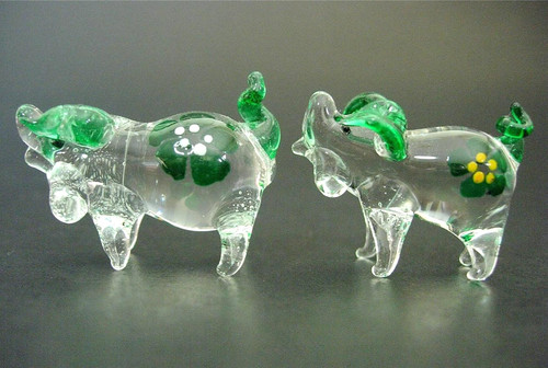Tiny blown glass pigs - ,