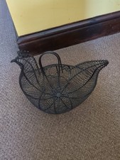 VINTAGE MEDIUM SIZE WIRE BASKET CHICKEN SHAPED EGG HOLDER
