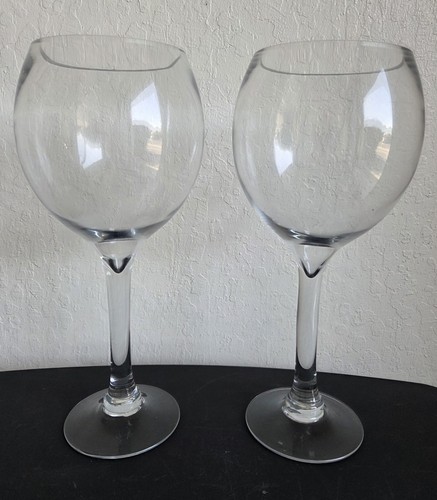 Pair oversized drinking - of,