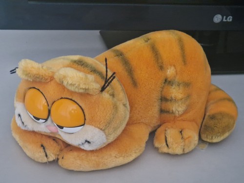 Dakin garfield lying down - co,