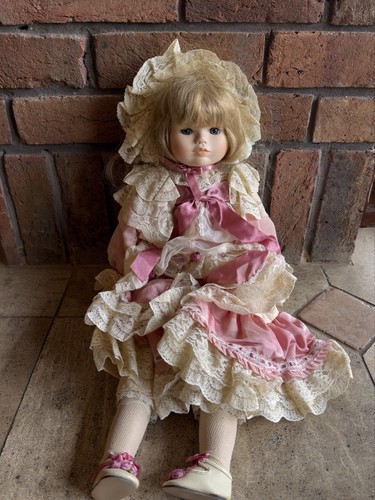 Rare mundia collector doll - mundia,
