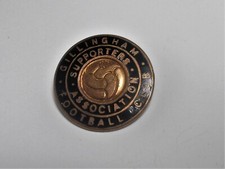GILLINGHAM FC - VINTAGE BLACK ENAMEL SUPPORTERS ASSOCIATION CREST BADGE. 
