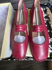 Trueform Ladies Size 6 Shoes