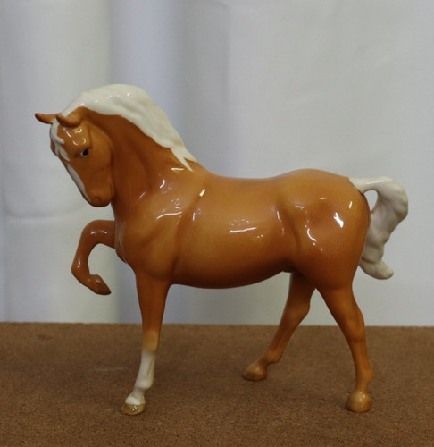 Beswick palomino horse - palomino,