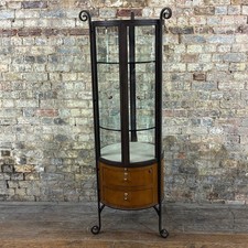 Art Deco-Inspired Shop Display