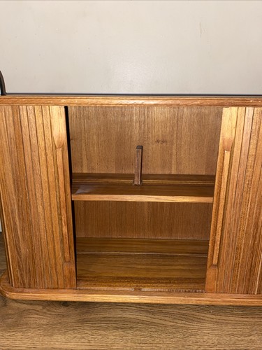 Teak tambour floating wall - teak,