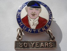 1932 HUNTERS' THE SIGN OF QUALITY 30 YEARS SERVICE SILVER PIN BADGE