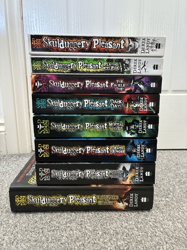 Derek landy skulduggery - derek,
