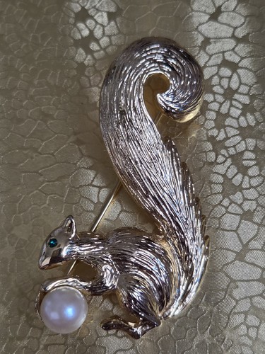 Squirrel with pearl goldtone - with,