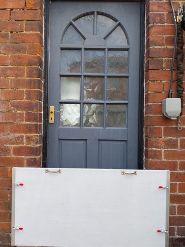 Door flood defence barrier