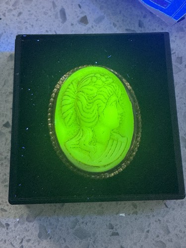 Uranium glass cameo brooch - glass,