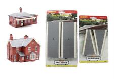 HORNBY 'OO' GAUGE LOT OF 4 ASSORTED STATION PLATFORM SECTIONS & BUILDINGS
