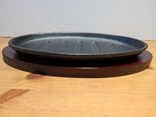 Cast Iron Hot Serving Sizzle Plate - Steak Grill Griddle Pan Wooden Base - 27cm