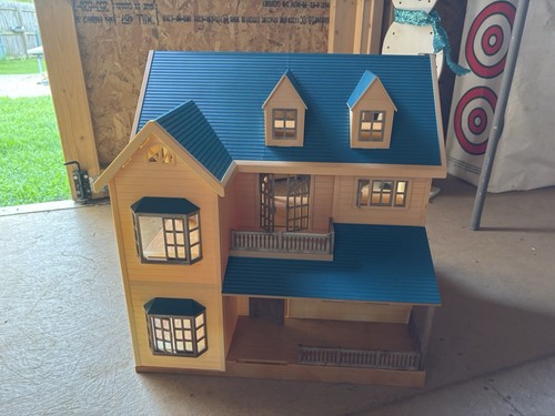 Sylvanian families green hill - families,