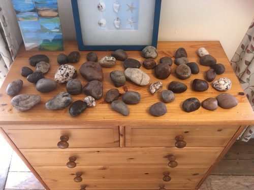 Smooth round stones - 44,
