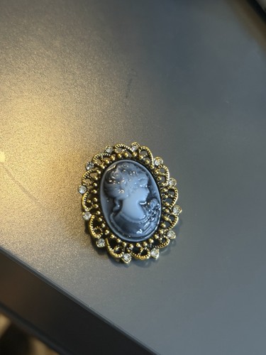 Black cameo brooch - black,