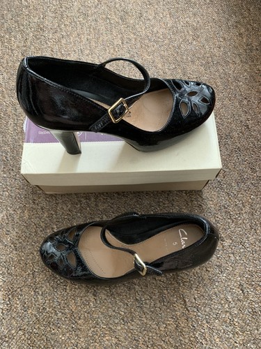 Clarks ladies size wide - 5,