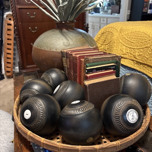 Lawn bowling balls - 7, total