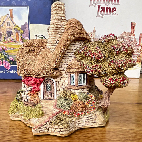 Lilliput lane beehive - lane, cottage