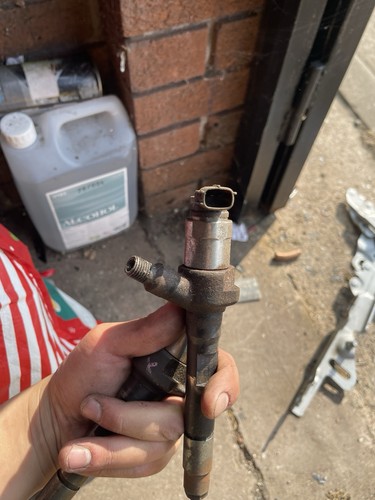 Mazda fuel injector - 6,