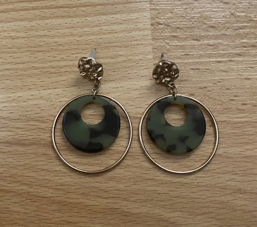 Gold tone green circle - gold,