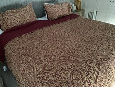 VANTONA Jacquard  Paisley Berry/Gold Quilted Bed Throw & Pillowcases