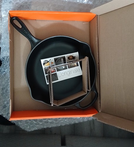 Creuset signature cast iron - le,