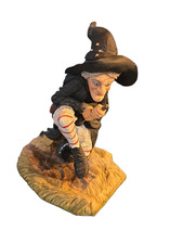 CLARECRAFT DISCWORLD GRANNY WEATHERWAX ALOFT FIGURE DW06A TERRY PRATCHETT