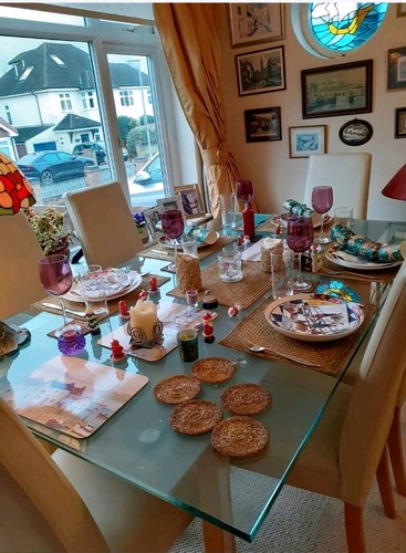 Dining table sits - table, 10-12,
