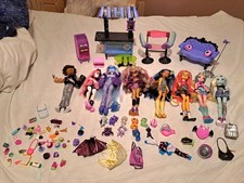 Monster High big bundle 8 dolls 10 pets + coffin cafe and lots of accessories