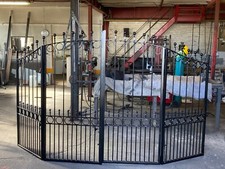 Bi-fold driveway gates