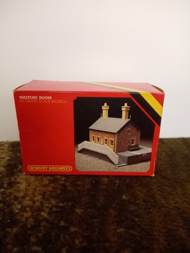 Hornby r511 station - station, waiting