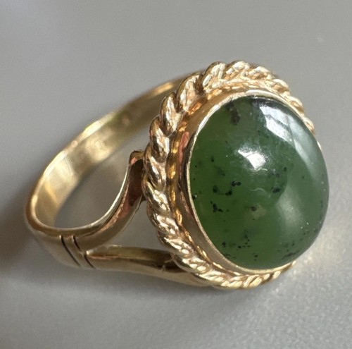 9ct yellow gold - oval, green