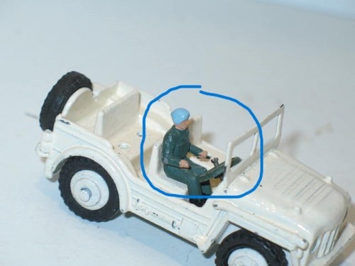 R05 dinky toys plastic - dinky, soldier