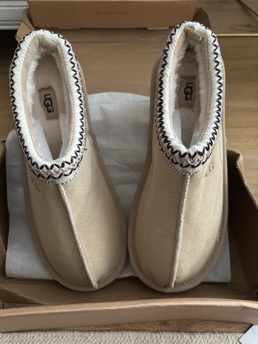 Ugg shoes side - side, 8