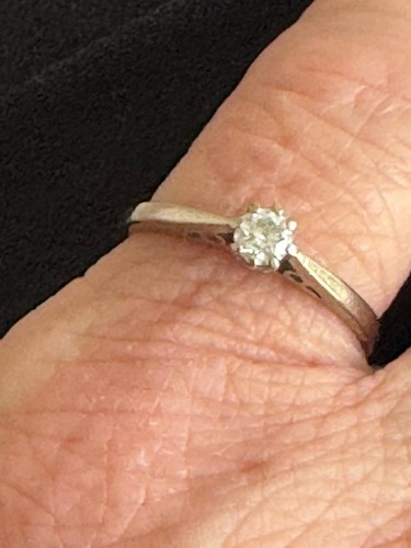 18ct gold diamond solitaire - 18ct,
