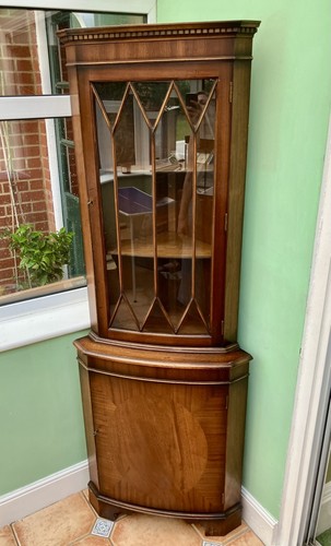 Handsome glazed wooden display - glazed,