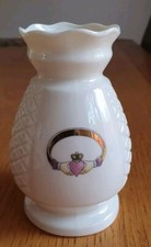 VINTAGE CLADDAGH IRISH PARIAN DONEGAL CHINA VASE 4.5"