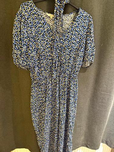 Blue white floral v neck - &,