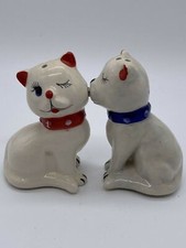 Retro Style Magnetic Kissing