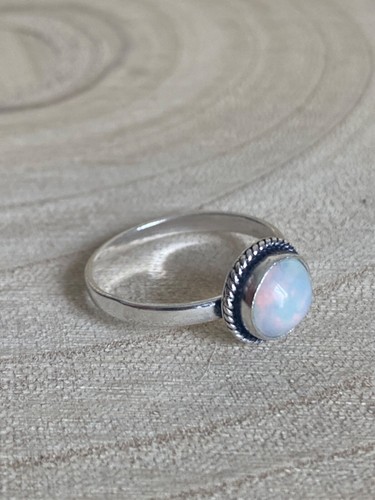 Round ethiopian opal ring size - round,