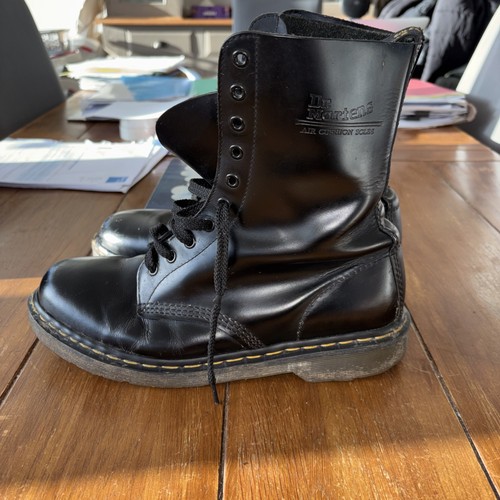 Martens airwair hole - dr,